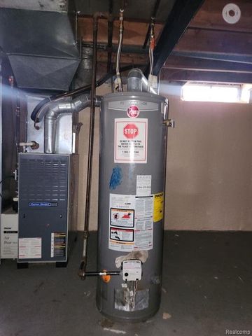 15587 Oakbrook Street, Romulus, MI 48174