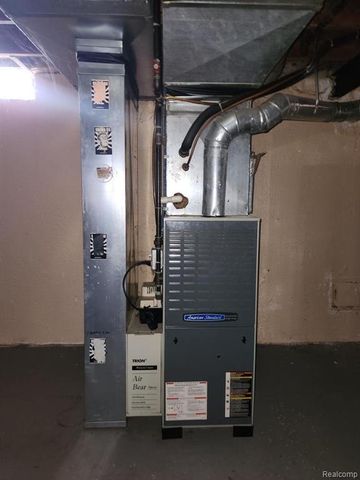 15587 Oakbrook Street, Romulus, MI 48174