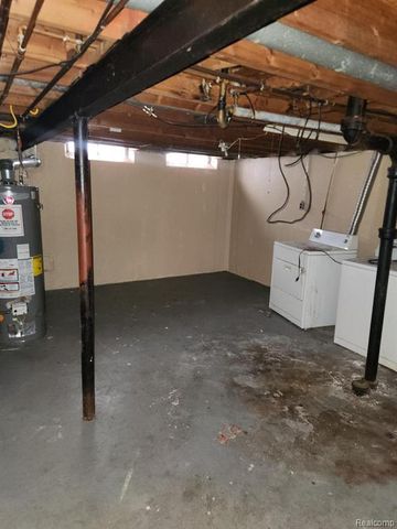 15587 Oakbrook Street, Romulus, MI 48174