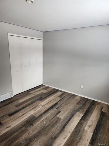 15587 Oakbrook Street, Romulus, MI 48174