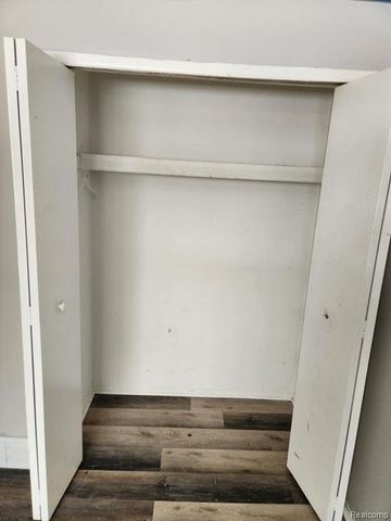 15587 Oakbrook Street, Romulus, MI 48174