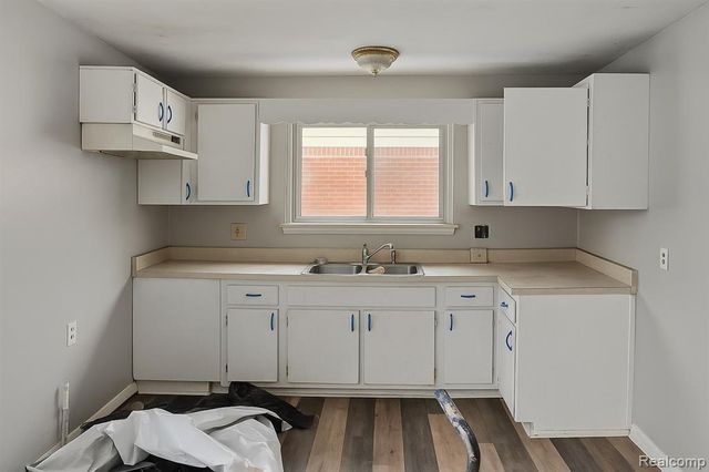 15587 Oakbrook Street, Romulus, MI 48174