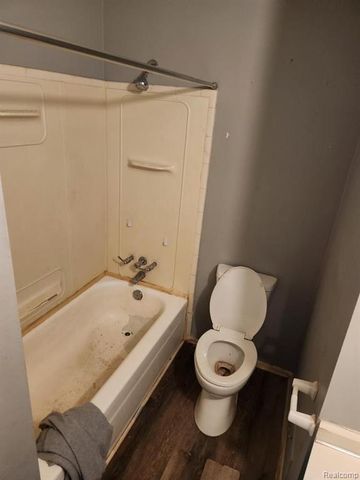 15587 Oakbrook Street, Romulus, MI 48174