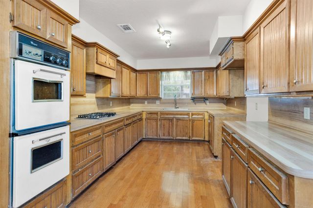 10 Brewster Street, Conroe, TX 77301