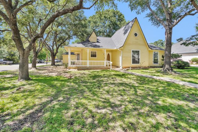 10 Brewster Street, Conroe, TX 77301