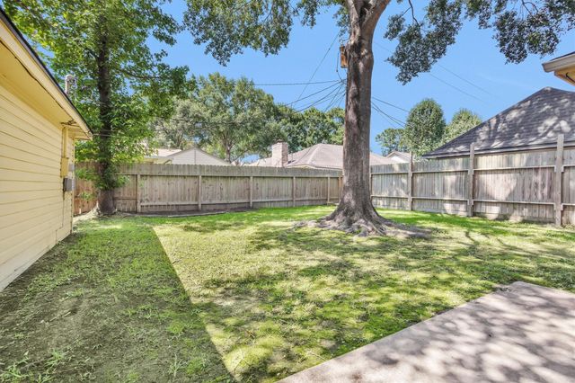 10 Brewster Street, Conroe, TX 77301