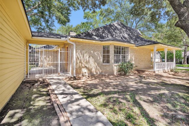 10 Brewster Street, Conroe, TX 77301