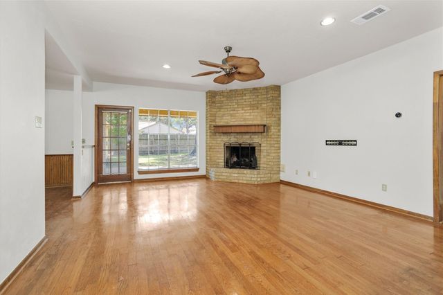 10 Brewster Street, Conroe, TX 77301