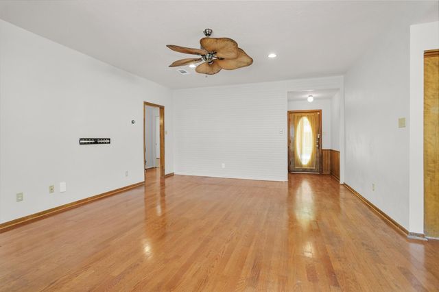 10 Brewster Street, Conroe, TX 77301