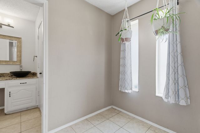 1025 Hampshire Lane, Carrollton, TX 75007