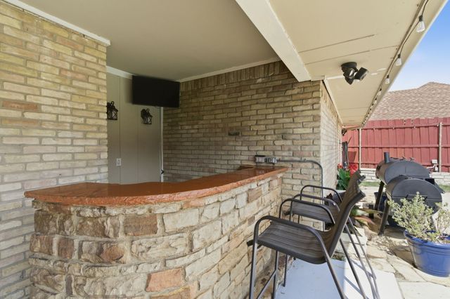 1025 Hampshire Lane, Carrollton, TX 75007