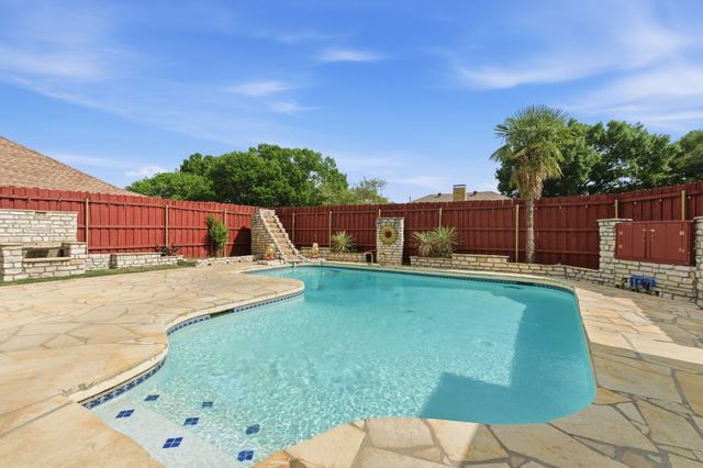 1025 Hampshire Lane, Carrollton, TX 75007