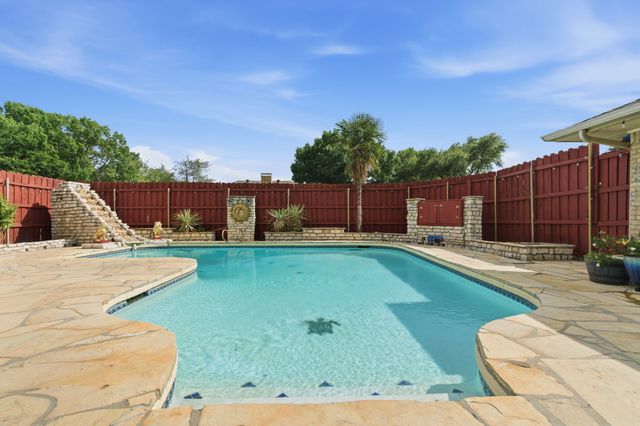 1025 Hampshire Lane, Carrollton, TX 75007