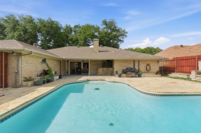 1025 Hampshire Lane, Carrollton, TX 75007