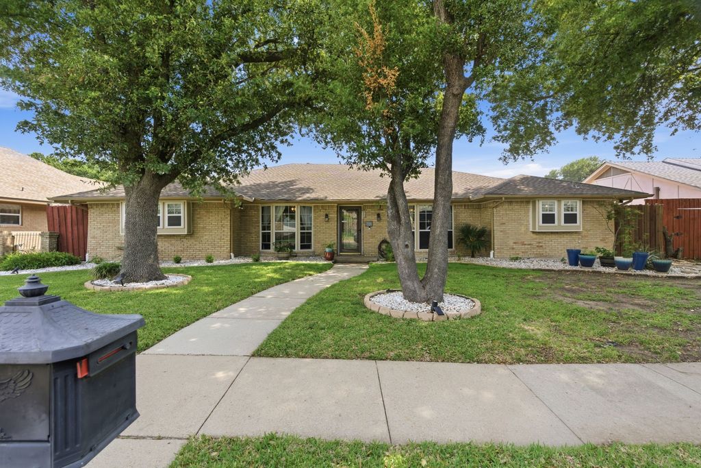1025 Hampshire Lane, Carrollton, TX 75007