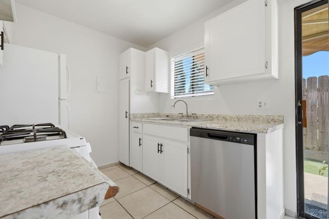 948 Greenfield Avenue, Hanford, CA 93230