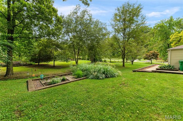 7 Green Acres Road, Bellefontaine Nghbrs, MO 63137