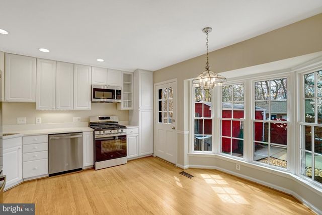 8523 LAKINHURST LN, Springfield, VA 22152