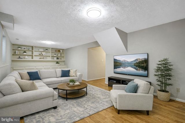 8523 LAKINHURST LN, Springfield, VA 22152