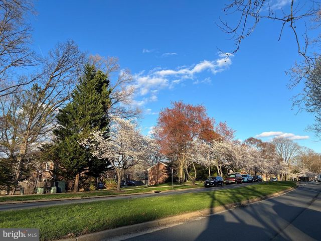 8523 LAKINHURST LN, Springfield, VA 22152