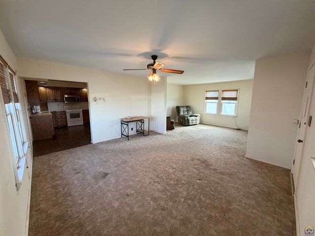 2910 21st St, Topeka, KS 66617