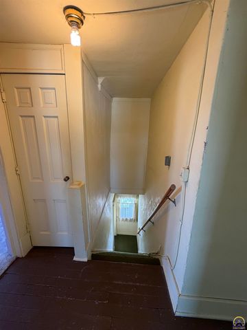 2910 21st St, Topeka, KS 66617