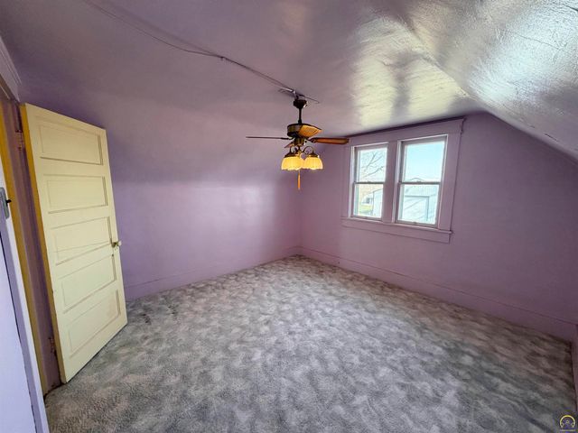 2910 21st St, Topeka, KS 66617