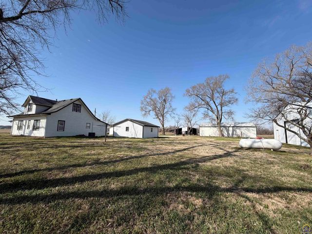 2910 21st St, Topeka, KS 66617