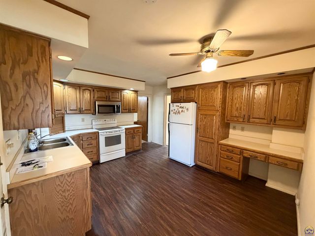 2910 21st St, Topeka, KS 66617