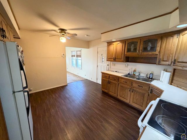 2910 21st St, Topeka, KS 66617