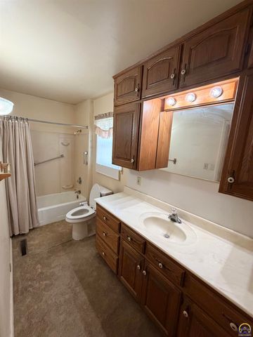 2910 21st St, Topeka, KS 66617