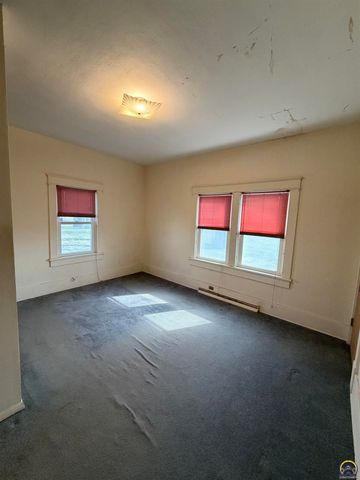 2910 21st St, Topeka, KS 66617