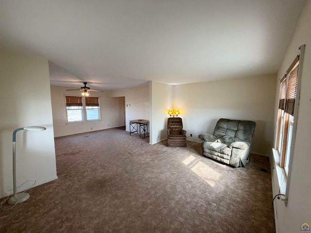 2910 21st St, Topeka, KS 66617