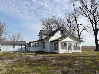 2910 21st St, Topeka, KS 66617