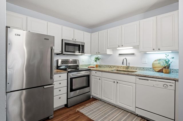 1350 Douglas Drive N 105, Golden Valley, MN 55422