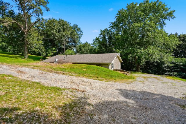 6481 OLD VILLAGE RD, Columbia, MO 65203