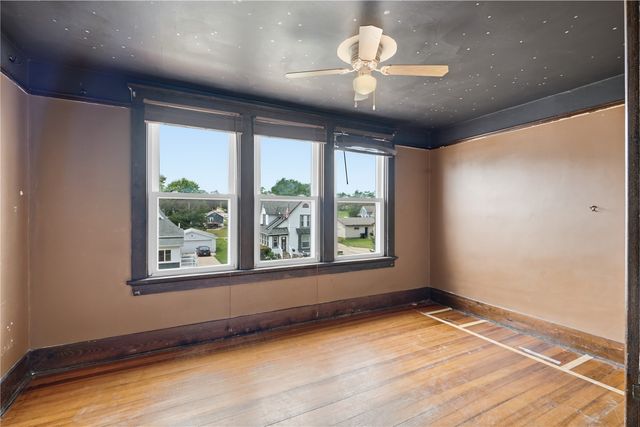 1407 11th Ave, Belle Plaine, IA 52208
