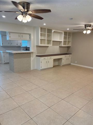 8049 Forest Hills Drive, Montgomery, TX 77316