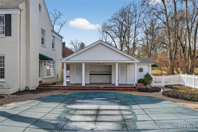 44 Picardy Lane, Ladue, MO 63124