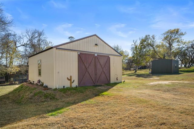 9467 Loop Road, Bellville, TX 77418