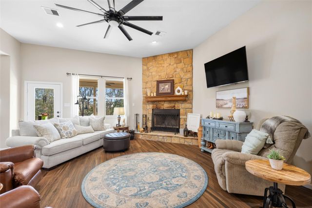 9467 Loop Road, Bellville, TX 77418