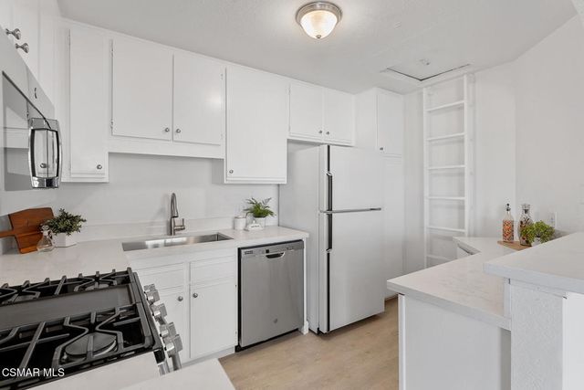 11939 Weddington Street 313, Valley Village, CA 91607