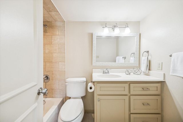 14703 Barryknoll Lane 25, Houston, TX 77079