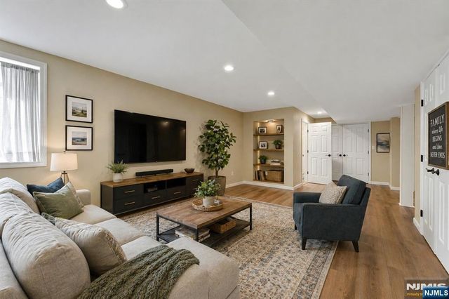 317 Stag Hill Road, Mahwah, NJ 07430