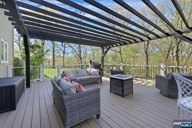 317 Stag Hill Road, Mahwah, NJ 07430