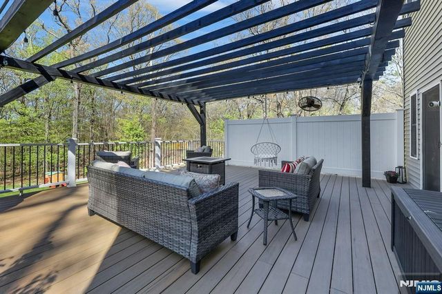 317 Stag Hill Road, Mahwah, NJ 07430