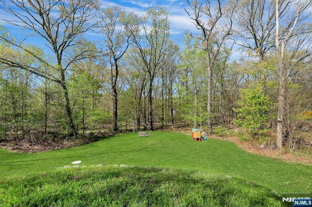 317 Stag Hill Road, Mahwah, NJ 07430