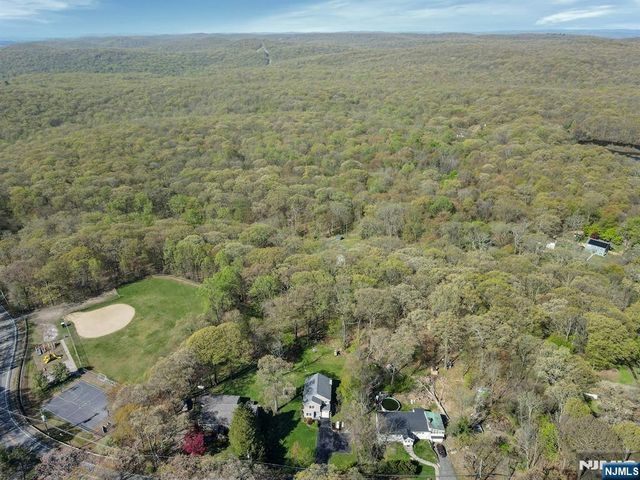 317 Stag Hill Road, Mahwah, NJ 07430