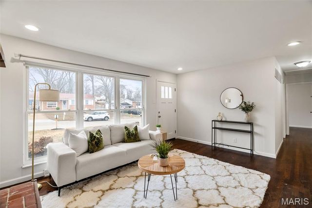 12 Lennox Terrace, Maryland Heights, MO 63043