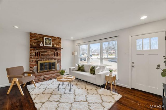 12 Lennox Terrace, Maryland Heights, MO 63043